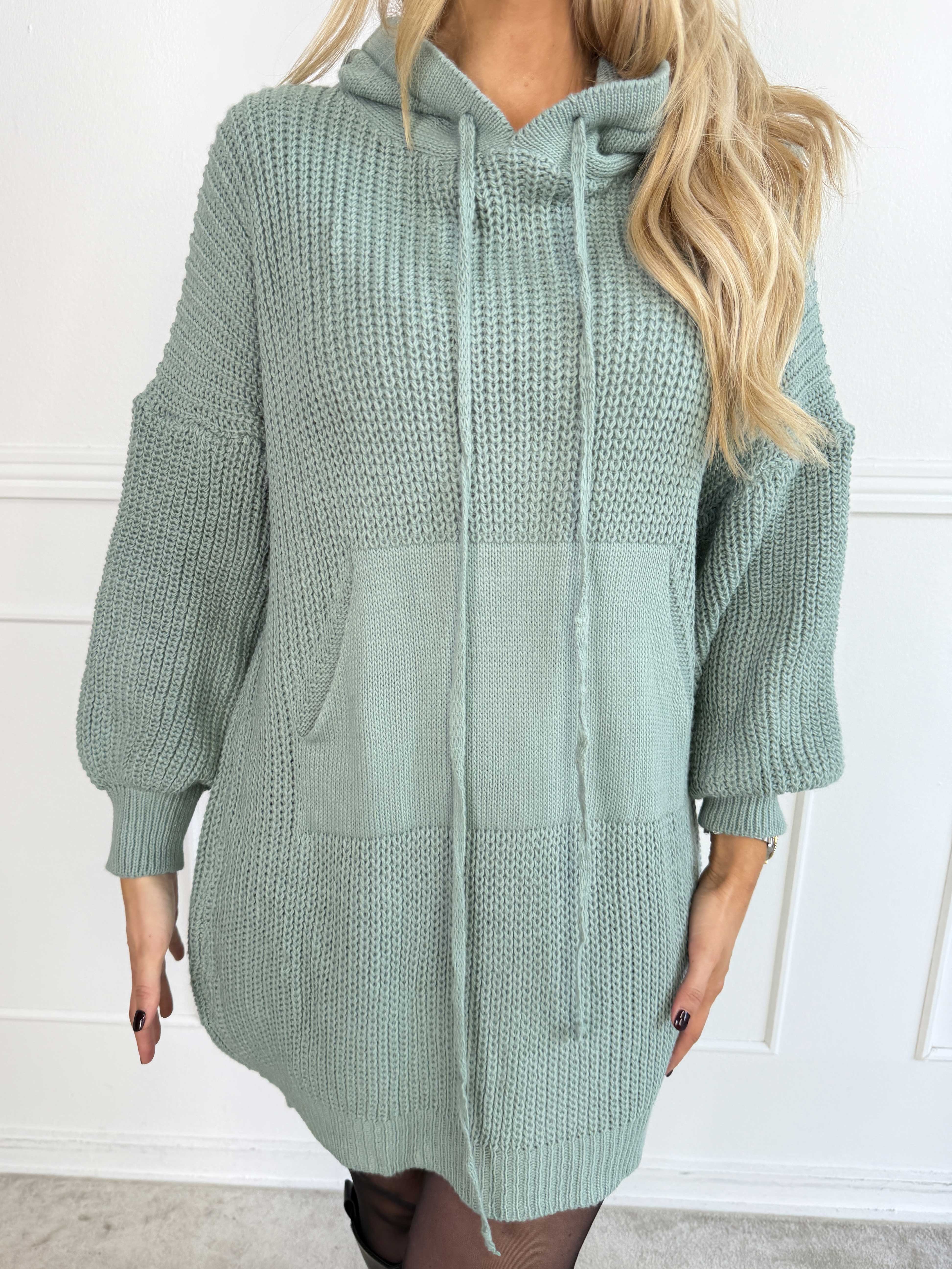 Carolin – Plus size stickad klänning med huva och stor framficka